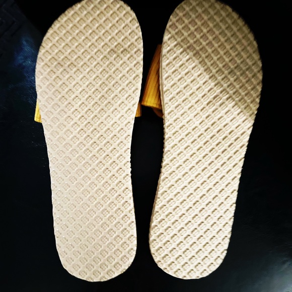 Fashion Nova Sunflower sandals, size 9, new - Picture 4 of 9